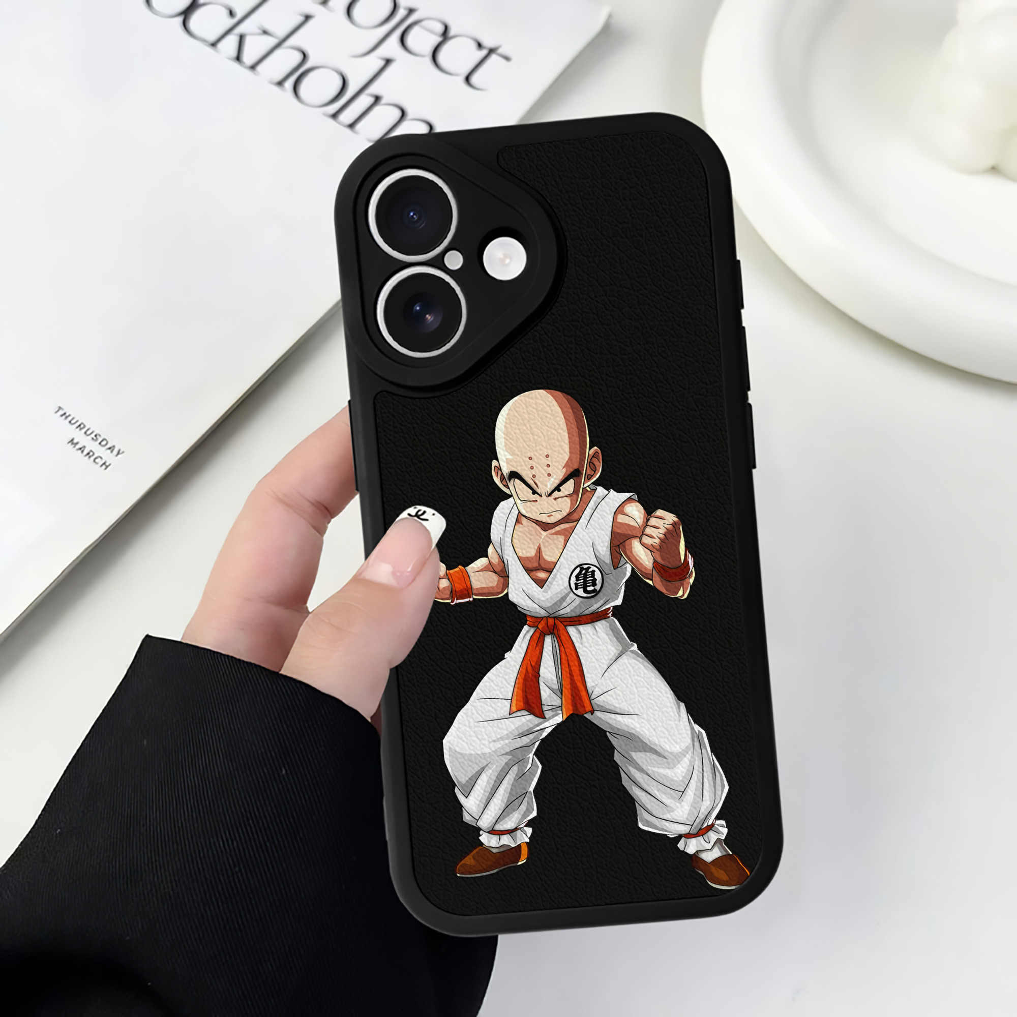 （画像用） ドラゴンボール クリリン DRAGON BALL krillin 【iPhone 16シリーズ対応】シリコンスマホケース（レザー調） 材質：シリコン